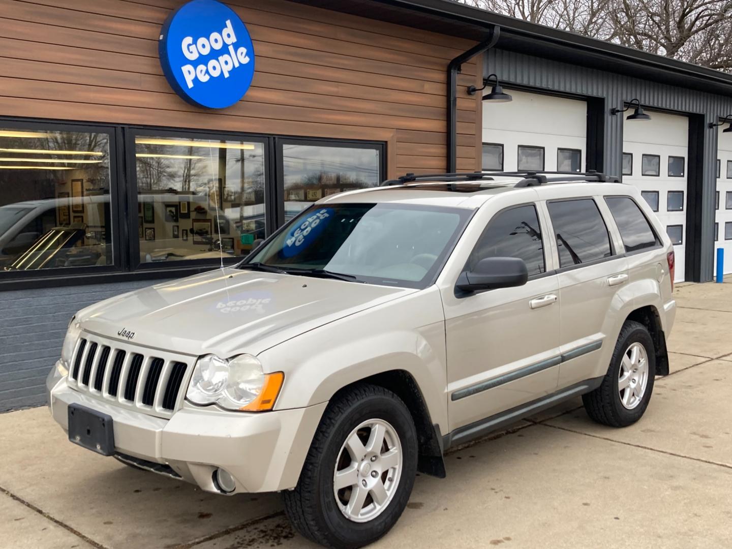 2008 Lt Almond Met. Jeep Grand Cherokee Laredo 4WD (1J8GR48K58C) with an 3.7L V6 SOHC 12V engine, 5-Speed Automatic Overdrive transmission, located at 1800 South Ihm Blvd, Freeport, IL, 61032, (815) 232-5543, 42.278645, -89.607994 - Photo#3